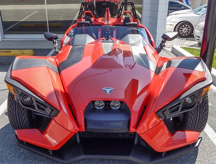 front-view-of-polaris-slingshot-three-wheel-motor-cycle
